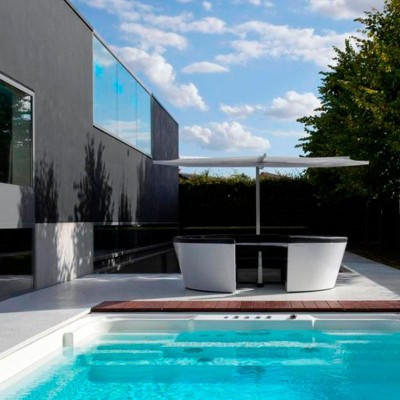 Ambiente con Kosmos asientos bajos y mesa fija color negro y parasol Inumbrina de Extremis, disponible en Moisés showroom Ambiente con Kosmos asientos bajos y mesa fija color negro y parasol Inumbrina de Extremis, disponible en Moisés showroom