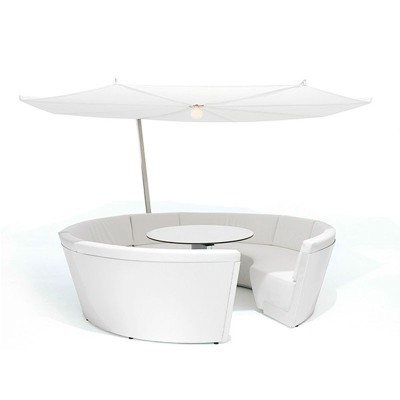 Composición Kosmos con asientos bajos color blanco y parasol Inumbrina de Extremis, disponible en Moisés showroom Composición Kosmos con asientos bajos color blanco y parasol Inumbrina de Extremis, disponible en Moisés showroom