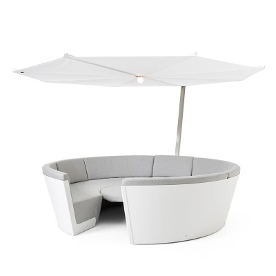 Composición Kosmos con asientos bajos y mesa ajustable color gris y parasol Inumbrina de Extremis, disponible en Moisés showroom Composición Kosmos con asientos bajos y mesa ajustable color gris y parasol Inumbrina de Extremis, disponible en Moisés showroom