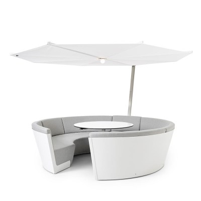 Composición Kosmos con asientos bajos y mesa fija color gris y parasol Inumbrina de Extremis, disponible en Moisés showroom Composición Kosmos con asientos bajos y mesa fija color gris y parasol Inumbrina de Extremis, disponible en Moisés showroom