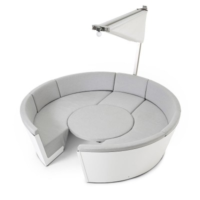 Kosmos con asientos bajos y mesa ajustable color gris y parasol Inumbrina  cerrado de Extremis, disponible en Moisés showroom