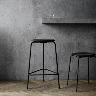 Taburete alto negro de Fritz Hansen en Moises Showroom ambiente Taburete alto negro de Fritz Hansen en Moises Showroom ambiente