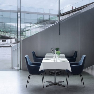 Silla Little Giraffe de Fritz Hansen en Moises Showroom ambiente 3 Silla Little Giraffe de Fritz Hansen en Moises Showroom ambiente 3