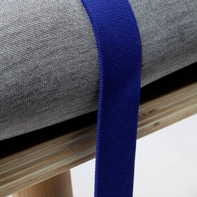 Detalle cinta del Banco On the road color gris y azul de RS Barcelona. Disponible en Moisés Showroom Detalle cinta del Banco On the road color gris y azul de RS Barcelona. Disponible en Moisés Showroom