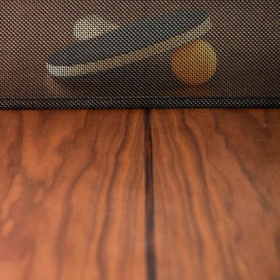 Detalle red y madera nogal de la mesa de ping pong You and me de RS Barcelona. Disponible en Moisés showroom Detalle red y madera nogal de la mesa de ping pong You and me de RS Barcelona. Disponible en Moisés showroom