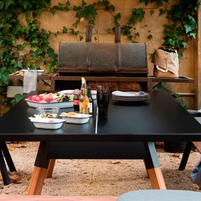 Mesa de Ping pong para jugar al exterior en color negro. Disponible en Moisés Showroom Mesa de Ping pong para jugar al exterior en color negro. Disponible en Moisés Showroom