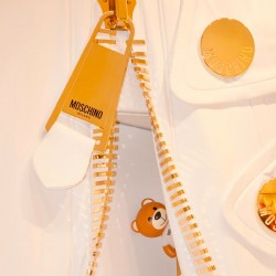 Lámpara de mesa TOY de Kartell con chaqueta Moschino. Disponible en Moisés Showroom Lámpara de mesa TOY de Kartell con chaqueta Moschino. Disponible en Moisés Showroom