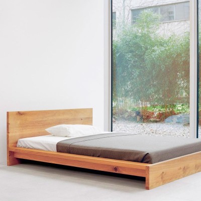 Ambiente dormitorio Cama Mo madera roble de E15 disponible en Moisés Showroom Ambiente dormitorio Cama Mo madera roble de E15 disponible en Moisés Showroom