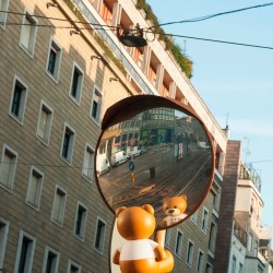 lámpara TOY de Kartell en ambiente exterior reflejo espejo.Disponible en Moisés showroom lámpara TOY de Kartell en ambiente exterior reflejo espejo.Disponible en Moisés showroom