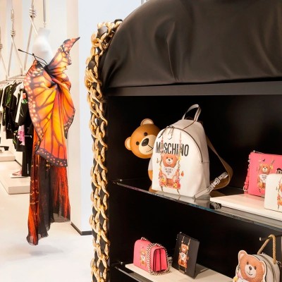 lámpara Toy de Kartell en vitrina de tienda Moschino. Disponible en Moisés showroom lámpara Toy de Kartell en vitrina de tienda Moschino. Disponible en Moisés showroom