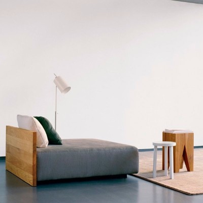 ambiente con Mesita st04 Backenzahn en roble marca e15. Disponible en Moisés Showroom