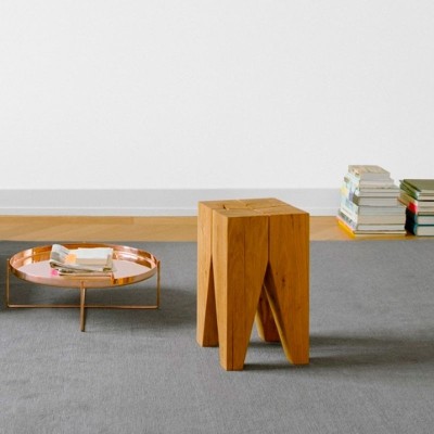 Ambiente hogar con Taburete ST04 Backenzahn en roble de E15. Disponible en Moisés Showroom