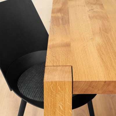 Detalle esquina Mesa Holborn en madera de roble de E15. Disponible en Moisés Showroom Detalle esquina Mesa Holborn en madera de roble de E15. Disponible en Moisés Showroom