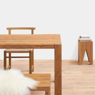 Ambiente con Mesa Holborn en madera de roble de E15. Disponible en Moisés Showroom Ambiente con Mesa Holborn en madera de roble de E15. Disponible en Moisés Showroom