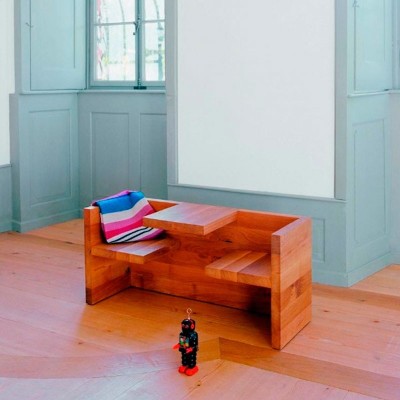 Habitación infantil con Mesa-banco Tafel en roble aceitado de E15. Disponible en Moisés showroom Habitación infantil con Mesa-banco Tafel en roble aceitado de E15. Disponible en Moisés showroom
