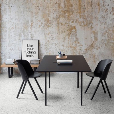 Ambiente reunión con Mesa Anton tablero negro patas acero negro de E15. Disponible en Moisés Showroom Ambiente reunión con Mesa Anton tablero negro patas acero negro de E15. Disponible en Moisés Showroom