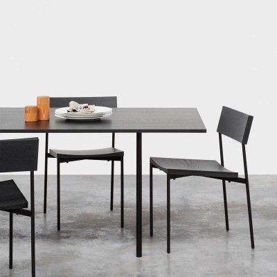 Ambiente con Mesa Anton tablero negro patas acero negro de E15. Disponible en Moisés Showroom Ambiente con Mesa Anton tablero negro patas acero negro de E15. Disponible en Moisés Showroom