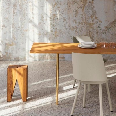 Ambiente reunión con Mesa Anton tablero roble patas oro de E15. Disponible en Moisés Showroom Ambiente reunión con Mesa Anton tablero roble patas oro de E15. Disponible en Moisés Showroom