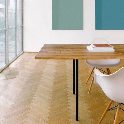 Ambiente con Mesa Anton tablero roble patas acero negro de E15 y silla Vitra Eames. Disponible en Moisés Showroom Ambiente con Mesa Anton tablero roble patas acero negro de E15 y silla Vitra Eames. Disponible en Moisés Showroom