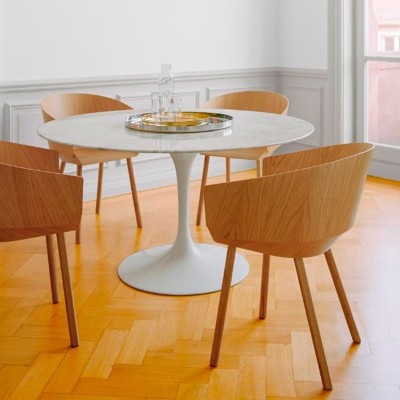 Comedor con Silla con brazos Houdini roble de E15. disponible en Moisés showroom Comedor con Silla con brazos Houdini roble de E15. disponible en Moisés showroom