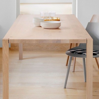 Ambiente comedor Mesa Sloane en roble pigmentado blanco encerado de E15. Disponible en Moisés showroom Ambiente comedor Mesa Sloane en roble pigmentado blanco encerado de E15. Disponible en Moisés showroom