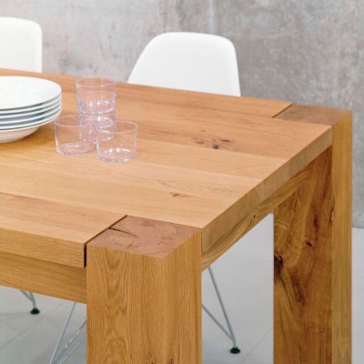 Detalle pata Mesa Bigfoot roble macizo de E15. Disponible en Moisés showroom Detalle pata Mesa Bigfoot roble macizo de E15. Disponible en Moisés showroom