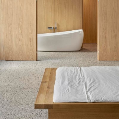 Detalle estante Cama Noah en nogal aceitado de E15. Disponible en Moisés showroom Detalle estante Cama Noah en nogal aceitado de E15. Disponible en Moisés showroom