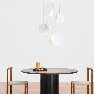 ambiente sillas Karnak y Lámpara de suspensión North diámetro 33 cms color blanco de E15. Disponible en Moisés showroom ambiente sillas Karnak y Lámpara de suspensión North diámetro 33 cms color blanco de E15. Disponible en Moisés showroom