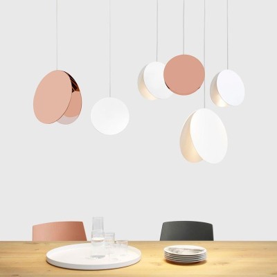 Ambiente mesa cocina con Lámpara de suspensión North diámetros 33 y 23 cms color cobre y blanco. Disponible en Moisés showroom Ambiente mesa cocina con Lámpara de suspensión North diámetros 33 y 23 cms color cobre y blanco. Disponible en Moisés showroom
