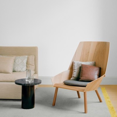 Ambiente salón con Sillón Eugene de roble color natural y cojínes de E-15. Disponible en Moisés showroom