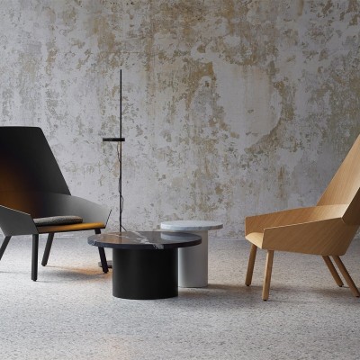 Sala de entrevista con Sillones Eugene de E-15. Disponible en Moisés showroom
