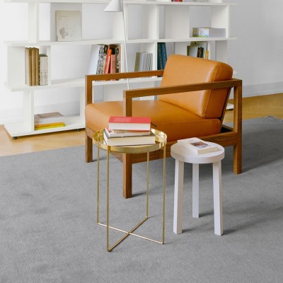 Mesa auxiliar Habibi color latón talla S de E15 en ambiente salón. Disponible en Moisés showroom Mesa auxiliar Habibi color latón talla S de E15 en ambiente salón. Disponible en Moisés showroom