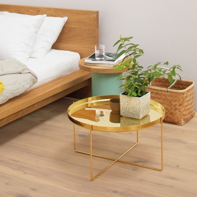 Mesa Habibi color latón talla M de E15 en ambiente. Disponible en Moisés showroom Mesa Habibi color latón talla M de E15 en ambiente. Disponible en Moisés showroom