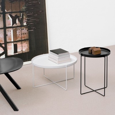 Ambiente con mesa auxiliar Habibi color blanco talla S y habibi color negro M de E15. Disponible en Moisés showroom Ambiente con mesa auxiliar Habibi color blanco talla S y habibi color negro M de E15. Disponible en Moisés showroom