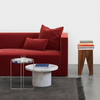 Mesa auxiliar Habibi color niquel talla S de E15 en ambiente. Disponible en Moisés showroom Mesa auxiliar Habibi color niquel talla S de E15 en ambiente. Disponible en Moisés showroom