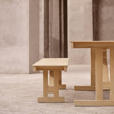 Ambiente perfil con Banco BM1871 madera de teca Carl Hansen. Disponible en Moisés showroom Ambiente perfil con Banco BM1871 madera de teca Carl Hansen. Disponible en Moisés showroom