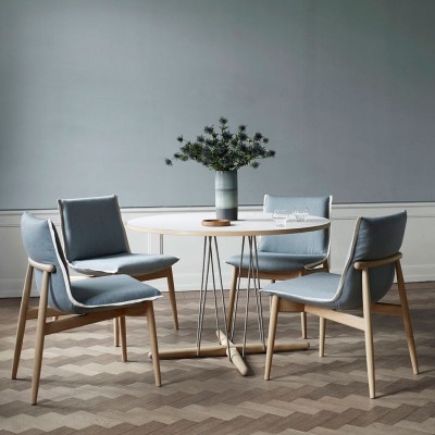 Mesa embrace E020 mediana en roble jabón blanco con base acero inoxidable de Carl Hansen. Disponible en Moisés showroom Mesa embrace E020 mediana en roble jabón blanco con base acero inoxidable de Carl Hansen. Disponible en Moisés showroom