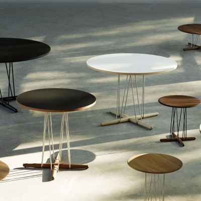 Mesas embrace E020 en roble y nogal con base acero inoxidable de Carl Hansen. Disponible en Moisés showroom Mesas embrace E020 en roble y nogal con base acero inoxidable de Carl Hansen. Disponible en Moisés showroom