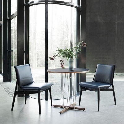 Sala espera Mesa embrace E020 pequeña en roble jabón con base acero inoxidable de Carl Hansen. Disponible en Moisés showroom