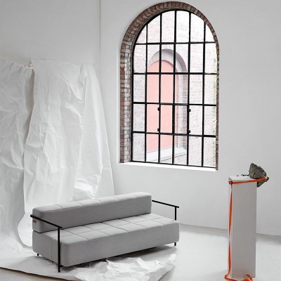 Ambiente de exposición Sofá cama Daybe con brazos color gris de Northern. Disponible en Moisés showroom Ambiente de exposición Sofá cama Daybe con brazos color gris de Northern. Disponible en Moisés showroom