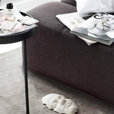 Detalle Sofá cama Daybe con brazos color gris oscuro de Northern. Disponible en Moisés showroom Detalle Sofá cama Daybe con brazos color gris oscuro de Northern. Disponible en Moisés showroom