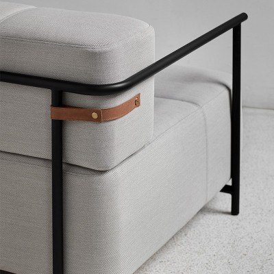 Detalle cinta Sofá cama Daybe con brazos color gris claro de Northern. Disponible en Moisés showroom Detalle cinta Sofá cama Daybe con brazos color gris claro de Northern. Disponible en Moisés showroom