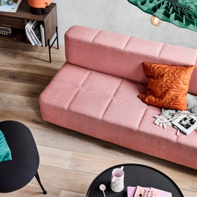 Salón sofá cama Daybe de Northern color rosa creado por Chris Tonnensen. disponible en Moisés showroom Salón sofá cama Daybe de Northern color rosa creado por Chris Tonnensen. disponible en Moisés showroom