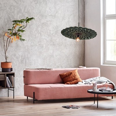 Ambiente salón con sofá cama Daybe de Northern color rosa creado por Chris Tonnensen. disponible en Moisés showroom Ambiente salón con sofá cama Daybe de Northern color rosa creado por Chris Tonnensen. disponible en Moisés showroom