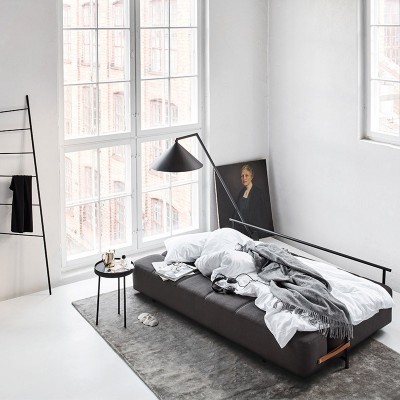 Estudio con sofá cama Daybe de Northern color gris creado por Chris Tonnensen. Disponible en Moisés showroom Estudio con sofá cama Daybe de Northern color gris creado por Chris Tonnensen. Disponible en Moisés showroom