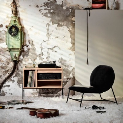 interior de Chris Tonensen con silla Oblong color negro de Northern. Disponible en Moisés showroom interior de Chris Tonensen con silla Oblong color negro de Northern. Disponible en Moisés showroom