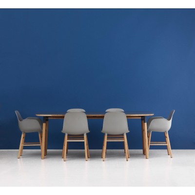 comedor sillas form con y sin brazos color gris en roble de Normann Copenhagen comedor sillas form con y sin brazos color gris en roble de Normann Copenhagen