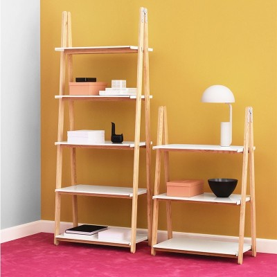 interior con Estanterías One Step Up Bookcase color blanco de Normann Copenhagen interior con Estanterías One Step Up Bookcase color blanco de Normann Copenhagen