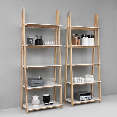 Estanterías One Step Up Bookcase alta color blanco en exposición de Normann Copenhagen Estanterías One Step Up Bookcase alta color blanco en exposición de Normann Copenhagen