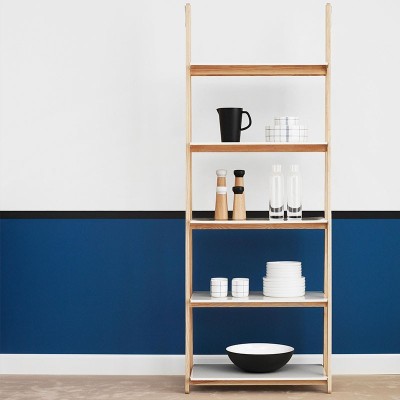 Habitación azul con Estantería One Step Up Bookcase alta de Normann Copenhagen Habitación azul con Estantería One Step Up Bookcase alta de Normann Copenhagen